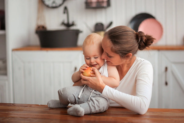 Madre y bebé en una cocina amplia y bien iluminada